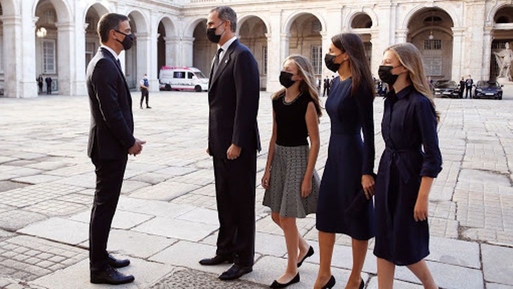 Los reyes saludan al presidente del Gobierno a su llegada al homenaje de Estado