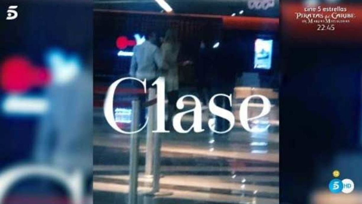 Enrique Ponce y Ana Soria, saliendo de un cine en México Enrique Ponce y Ana Soria, saliendo de un cine en México