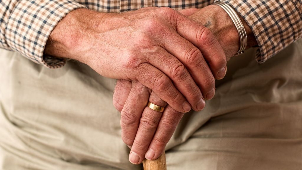 Manicura en hombres, la importancia de cuidar las manos maduras.