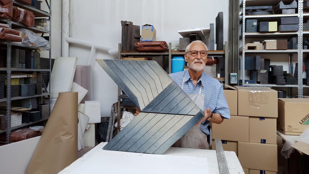 El artista Enric Mestre junto a la maqueta de la escultura destruida