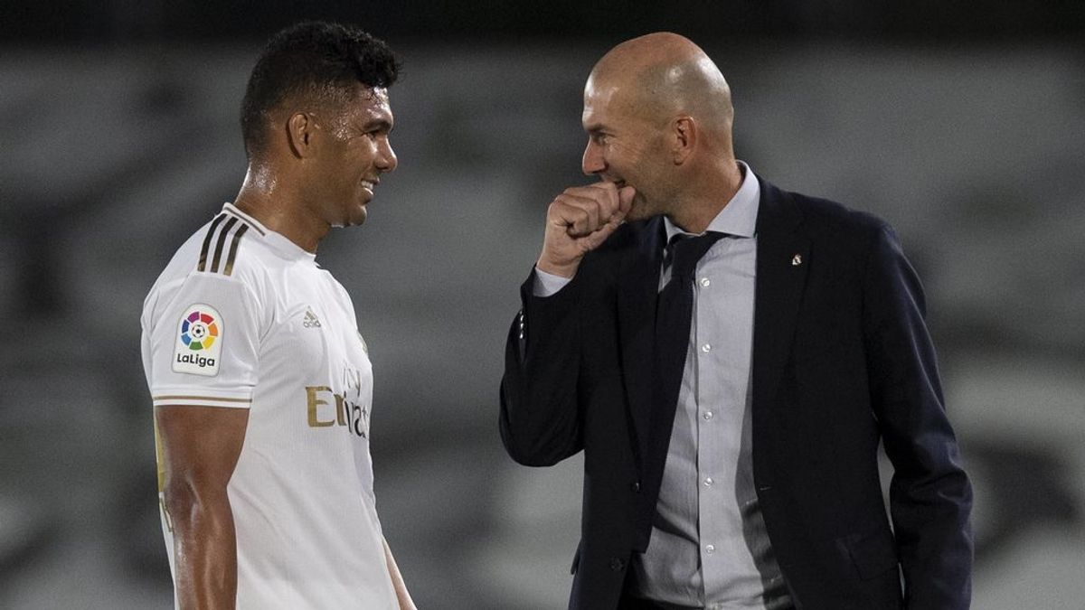 Casemiro y Zidane hablan durante un partido. Casemiro y Zidane hablan durante un partido.
