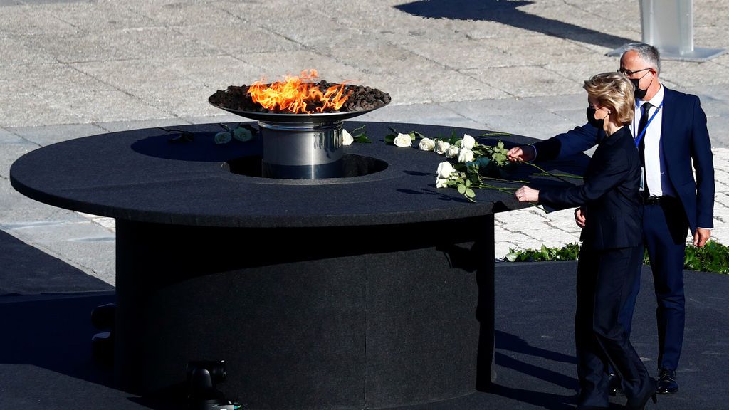 Ursula von der Leyen, presidenta de la CE, en la ofrenda floral