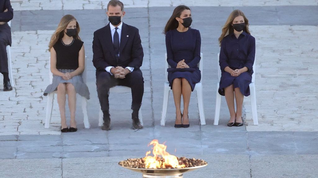 El rey Felipe VI, la reina Letizia, la infanta Sofía y la princesa de Asturias, momentos antes del comienzo del homenaje