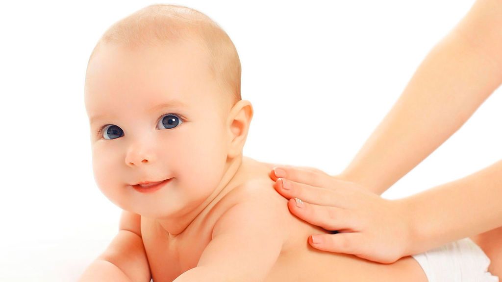 El masaje ayudará al bebé a relajarse y a que se alivien ciertos dolores.