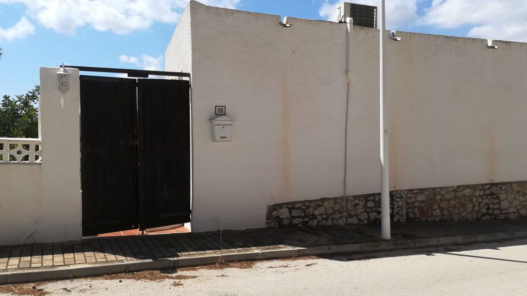 La entrada a la vivienda okupada con la puerta forzada