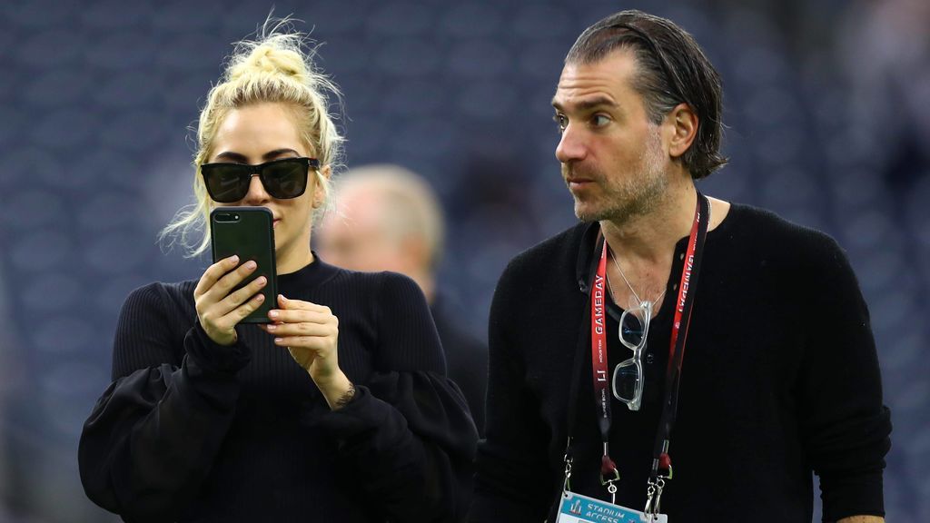 Lady Gaga, junto a Christian Carino, con quien se prometió.