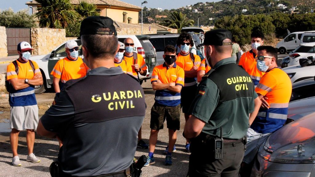 Compañeros de Alejandro reciben las instrucciones de Guardia Civil