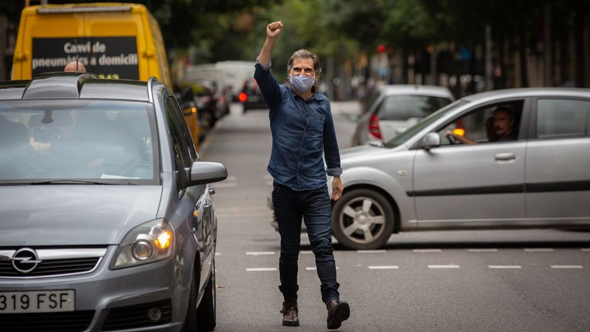 Jordi Cuixart en su primer día de tercer grado ante la sede de Òmnium: "lo haremos tantas veces como haga falta" Jordi Cuixart en su primer día de tercer grado ante la sede de Òmnium: "lo haremos tantas veces como haga falta"