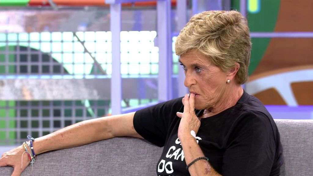 Chelo, muy atenta a las palabras de Kiko