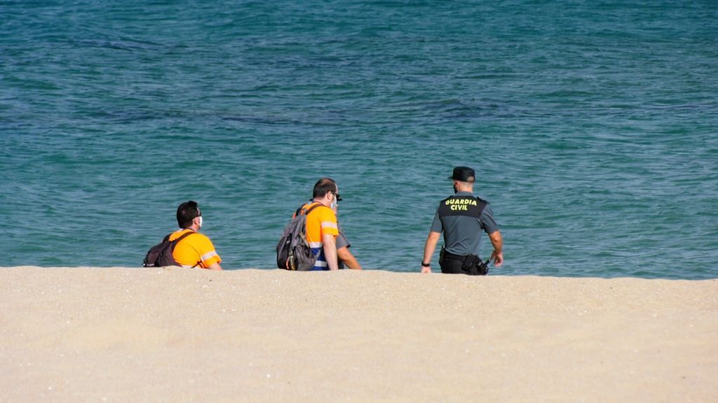 Voluntarios y Guardia Civil rastrean la playa de Los Alemanes