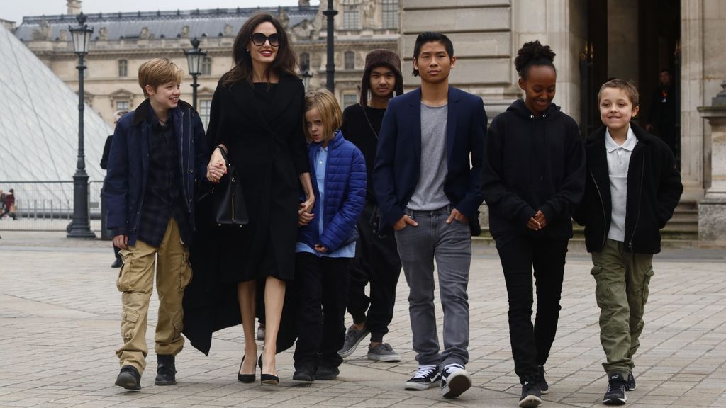 Angelina Jolie junto a sus hijos