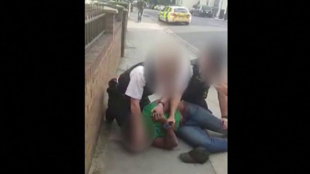 Suspenden a un policía en Londres tras inmovilizar a un detenido con la rodilla sobre el cuello