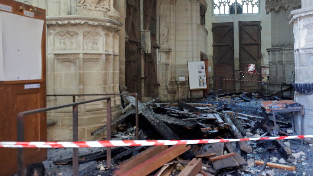 Interior de la Catedral de Nantes tras el incendio de este sábado