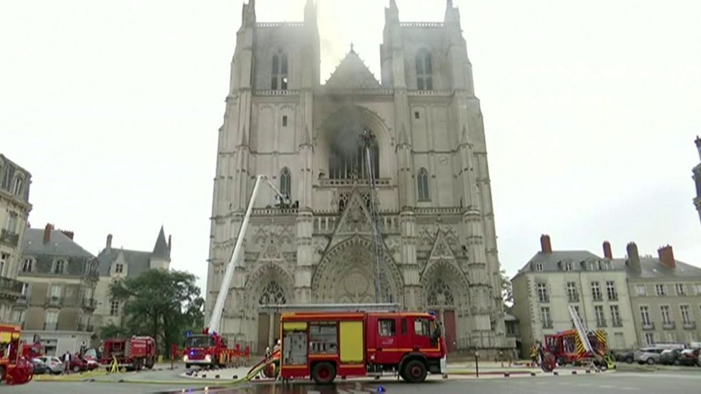 Investigan como intencionado el incendio en la Catedral de Nantes