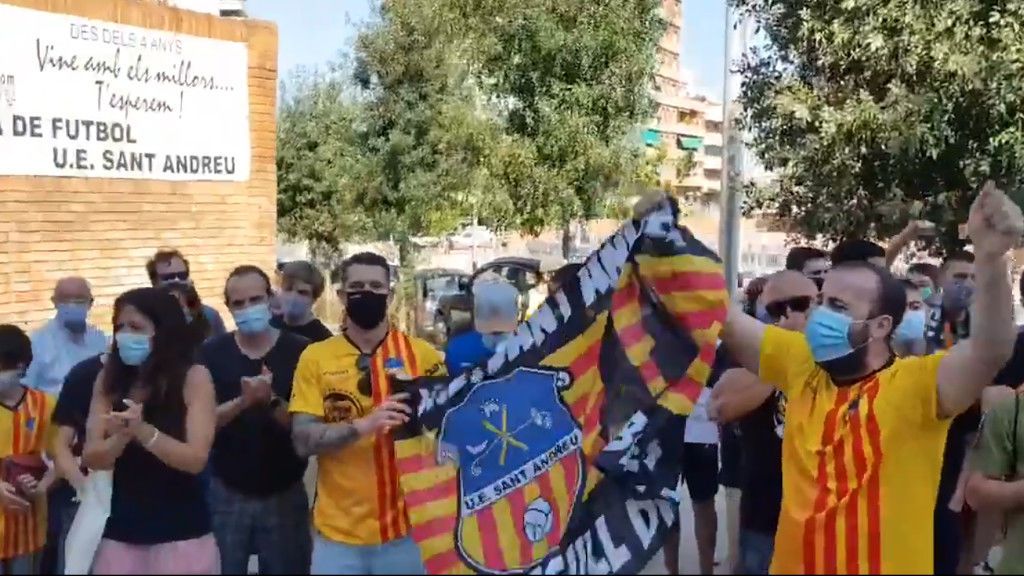 Aficionados del Sant Andreu se agolpan con mascarillas para animar a su equipo en el ascenso a Segunda B Aficionados del Sant Andreu se agolpan con mascarillas para animar a su equipo en el ascenso a Segunda B