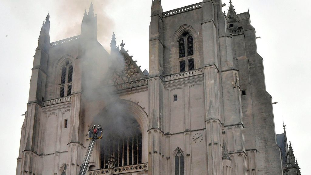 Controlado el fuego en la catedral de Nantes: la Fiscalía investiga como intencionado el incendio