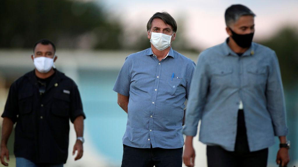 Bolsonaro aprovecha para tomar el aire y pasear tras dar positivo de nuevo por coronavirus