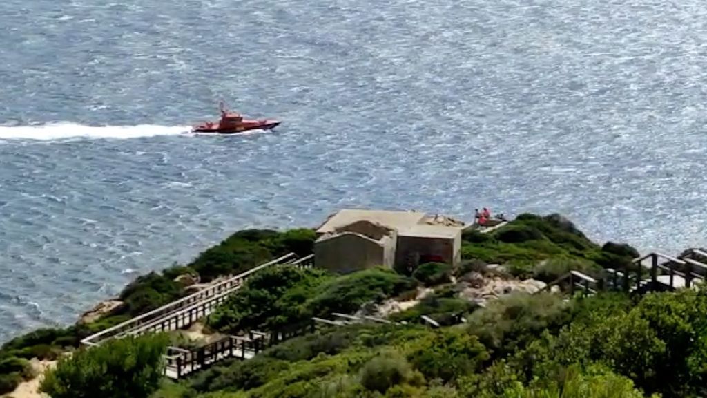 Una embarcación de Salvamento Marítimo rastrea la zona donde desapareció Alejandro