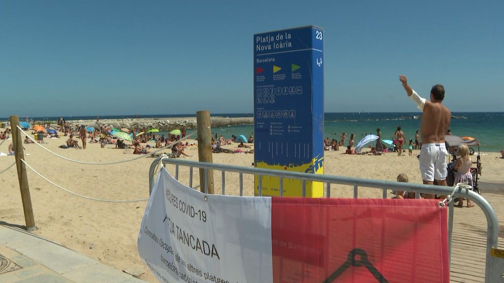Cierran tres playas de Barcelona al alcanzar su aforo máximo permitido a pesar de las recomendaciones de confinamiento Cierran tres playas de Barcelona al alcanzar su aforo máximo permitido a pesar de las recomendaciones de confinamiento