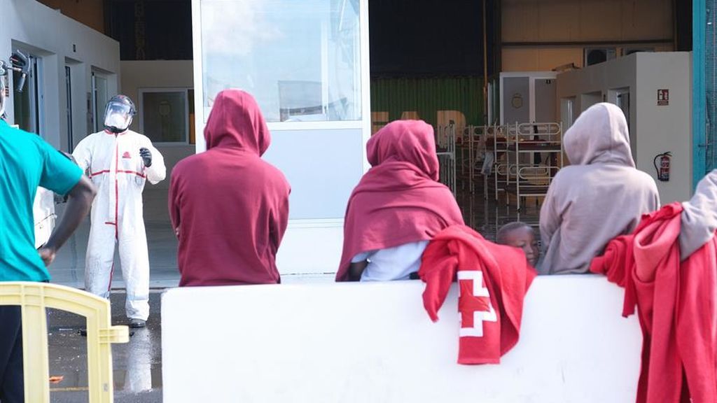 Dan positivo 46 de los 61 inmigrantes que llegaron el pasado viernes a Fuerteventura Dan positivo 46 de los 61 inmigrantes que llegaron el pasado viernes a Fuerteventura