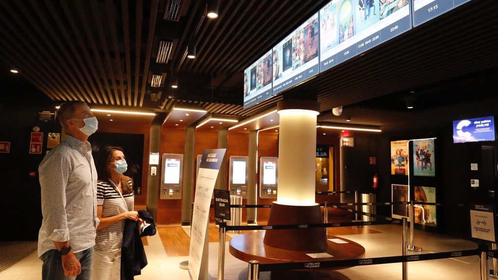 Los reyes acuden por la noche a un cine de Madrid "en apoyo al sector cinematográfico" Los reyes acuden por la noche a un cine de Madrid "en apoyo al sector cinematográfico"