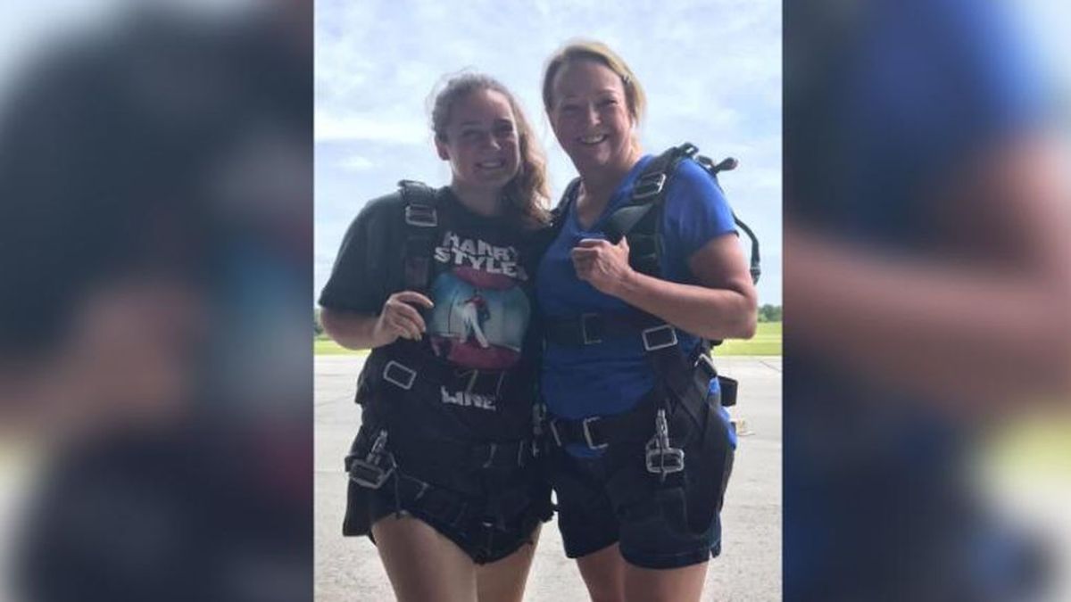 Una joven de 18 años y su instructor mueren en un accidente de paracaídas: la familia vio todo desde tierra