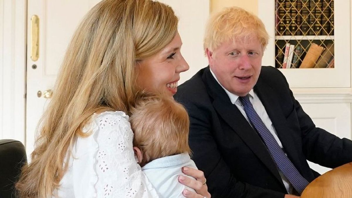 Boris Johnson muestra a su hijo de dos meses y medio en una videoconferencia