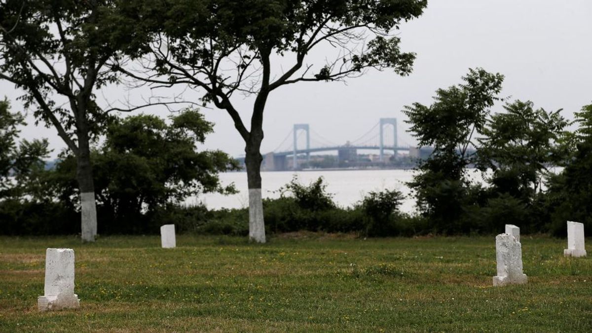 Arrestan a un ladrón de Nueva York especializado en asaltos en cementerios