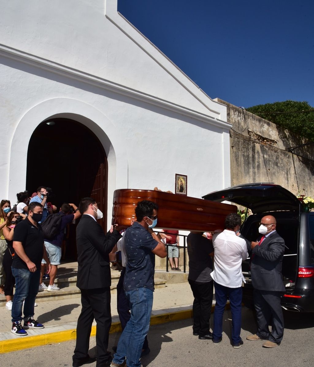 Familiares y amigos se vuelcan con Paz Padilla en el entierro de su marido