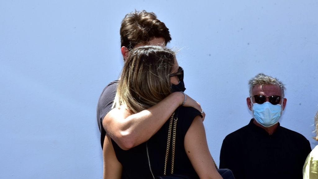 El mundo de la televisión se vuelca con Paz Padilla en el entierro de su marido