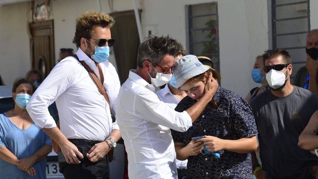 El mundo de la televisión se vuelca con Paz Padilla en el entierro de su marido