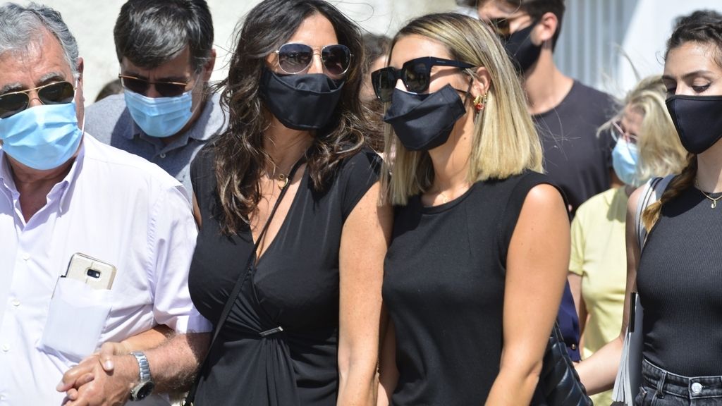 El mundo de la televisión se vuelca con Paz Padilla en el entierro de su marido