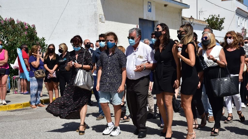 El mundo de la televisión se vuelca con Paz Padilla en el entierro de su marido