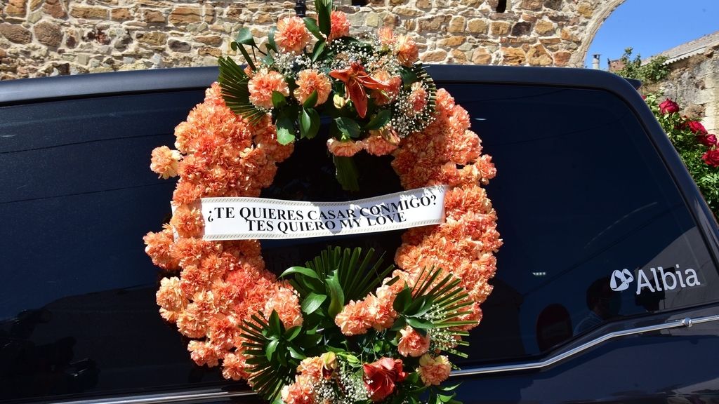 El mundo de la televisión se vuelca con Paz Padilla en el entierro de su marido