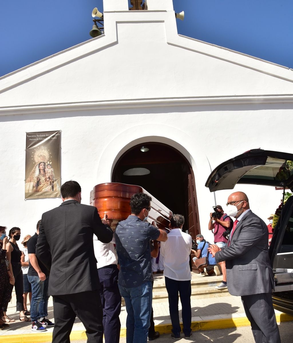 Familiares y amigos se vuelcan con Paz Padilla en el entierro de su marido