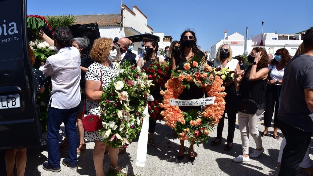 El mundo de la televisión se vuelca con Paz Padilla en el entierro de su marido