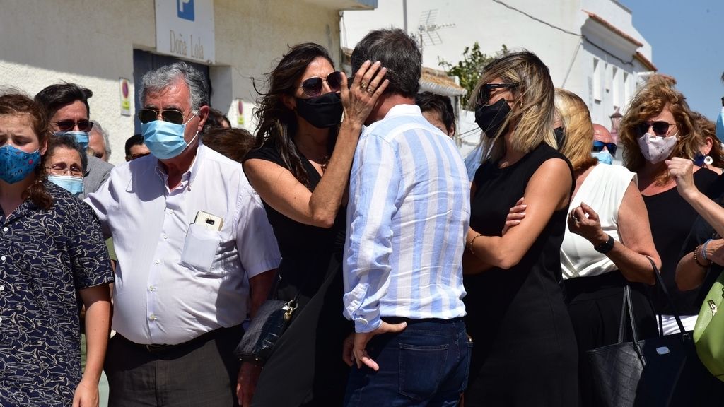 El mundo de la televisión se vuelca con Paz Padilla en el entierro de su marido