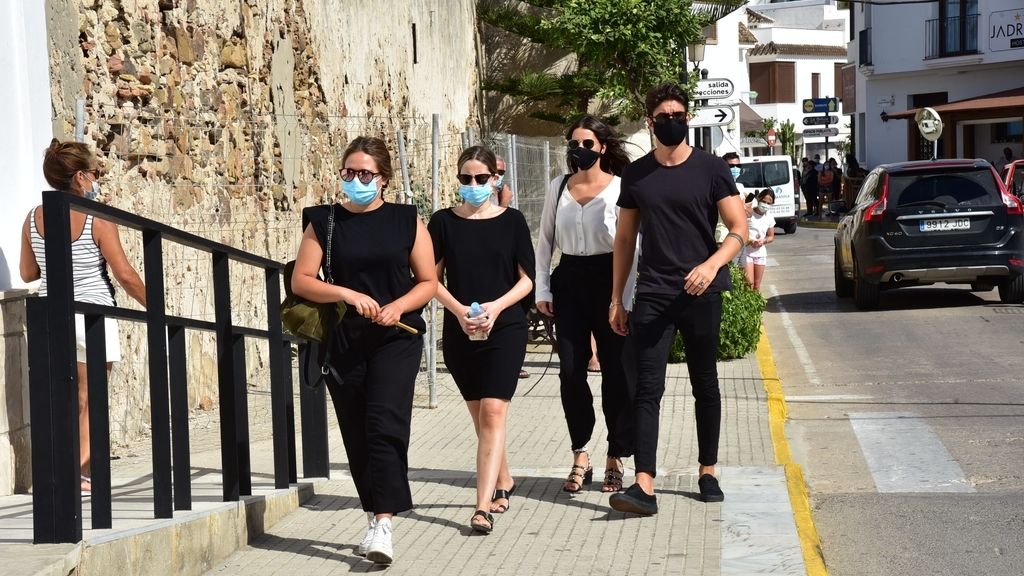 El mundo de la televisión se vuelca con Paz Padilla en el entierro de su marido