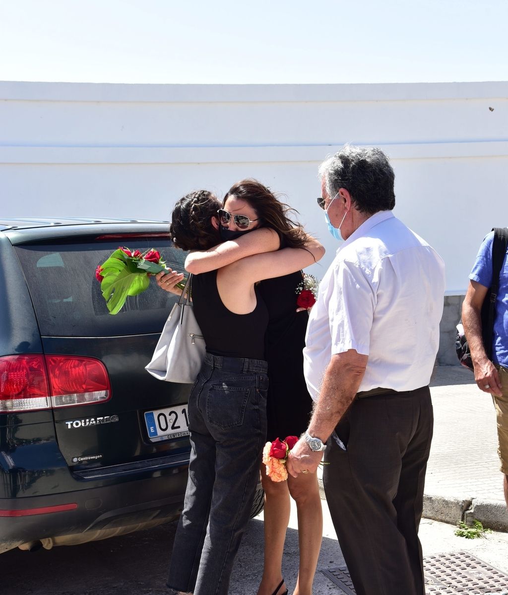 El mundo de la televisión se vuelca con Paz Padilla en el entierro de su marido