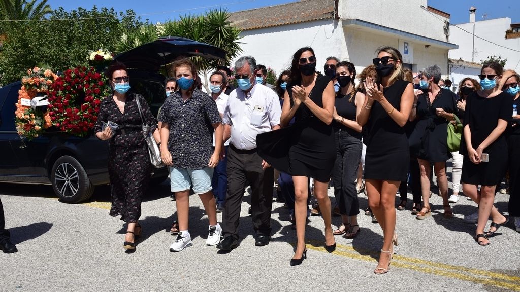 El mundo de la televisión se vuelca con Paz Padilla en el entierro de su marido