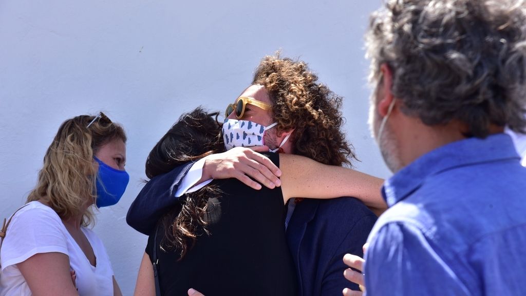 El mundo de la televisión se vuelca con Paz Padilla en el entierro de su marido