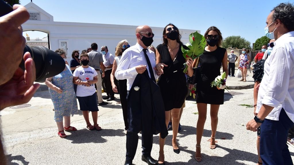 El mundo de la televisión se vuelca con Paz Padilla en el entierro de su marido