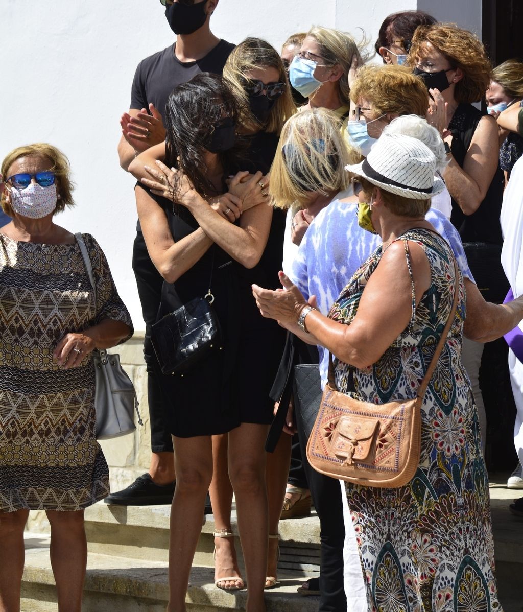 El mundo de la televisión se vuelca con Paz Padilla en el entierro de su marido