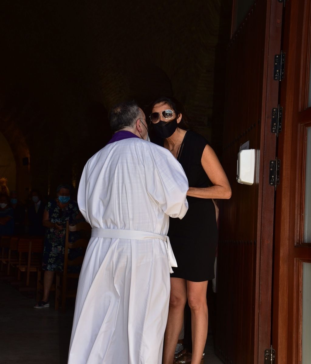 El mundo de la televisión se vuelca con Paz Padilla en el entierro de su marido