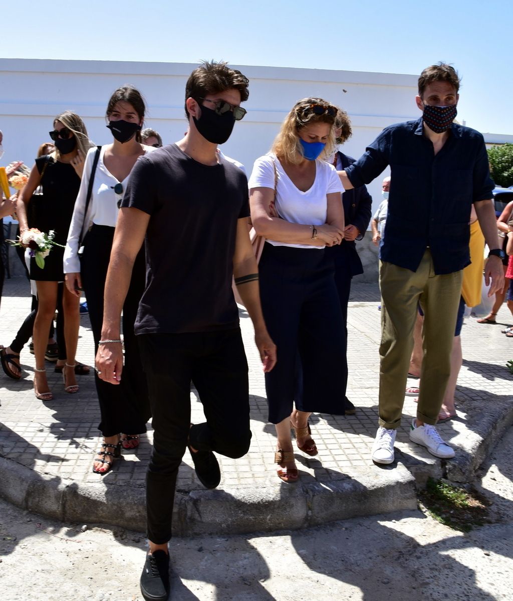 El mundo de la televisión se vuelca con Paz Padilla en el entierro de su marido