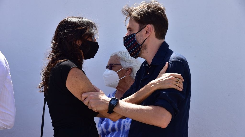 El mundo de la televisión se vuelca con Paz Padilla en el entierro de su marido