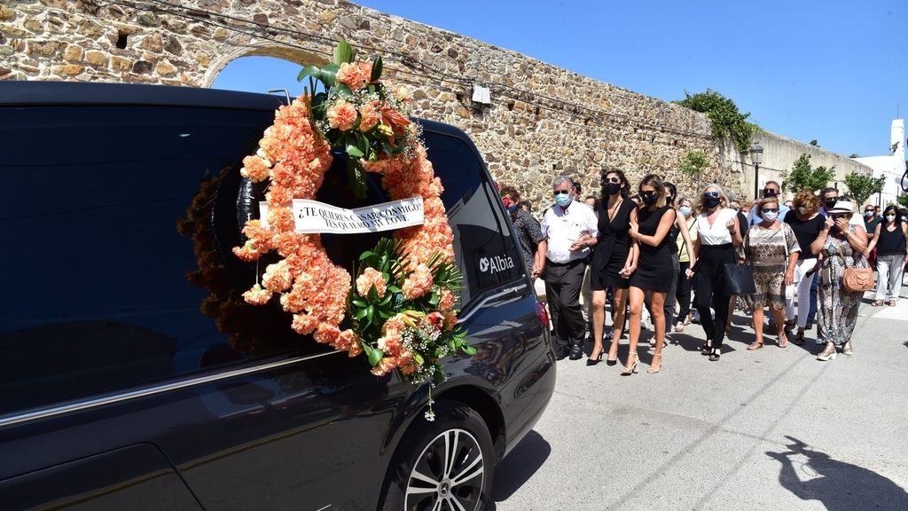 El mundo de la televisión se vuelca con Paz Padilla en el entierro de su marido