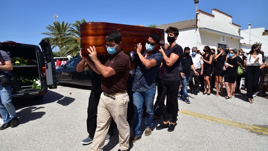 El mundo de la televisión se vuelca con Paz Padilla en el entierro de su marido