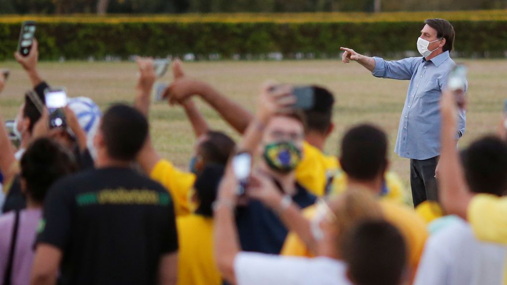 Bolsonaro saluda a una multitud de seguidores a pesar de seguir infectado con la covid-19 Bolsonaro saluda a una multitud de seguidores a pesar de seguir infectado con la covid-19