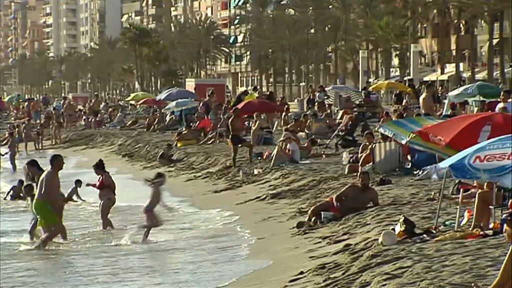 Las altísimas temperaturas llenan las playas de España pese al COVID: “Imposible estar en casa"